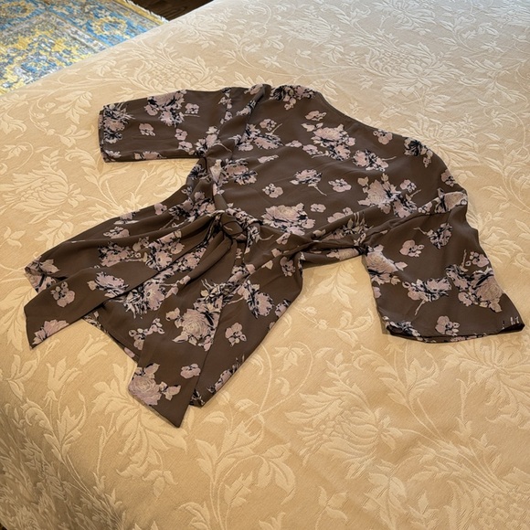 New condition floral tie blouse - Picture 4 of 8